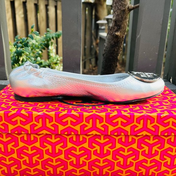 Tory Burch Reva Leather Flats in Metallic Silver w/ Double T Logo, Like New - Picture 2 of 11